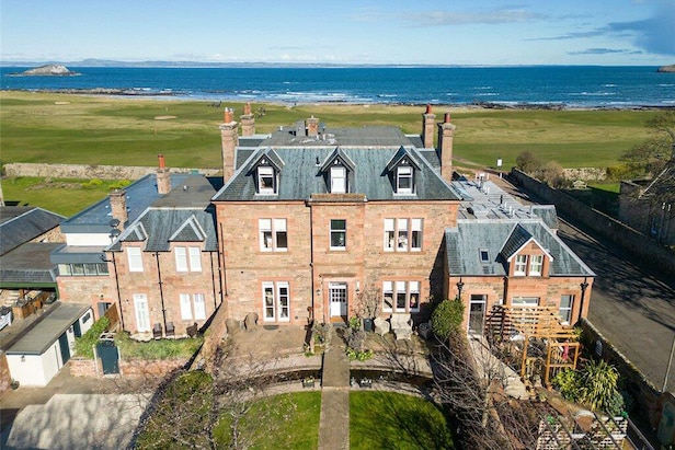 this-scottish-estate-with-one-of-the-“craziest”-greens-on-earth-as-a-backyard-could-be-yours-for-$2.9-million