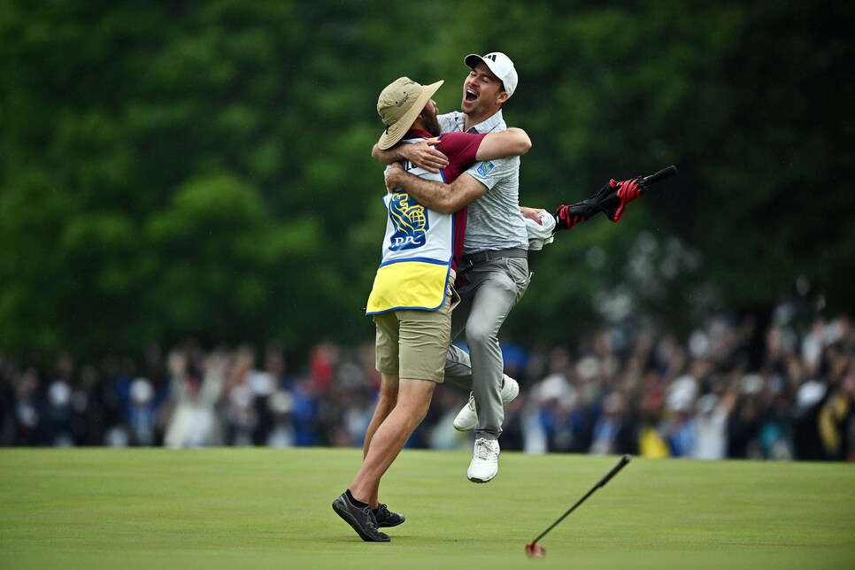 Watch Nick Taylor become a Canadian golf legend by holing the longest ...