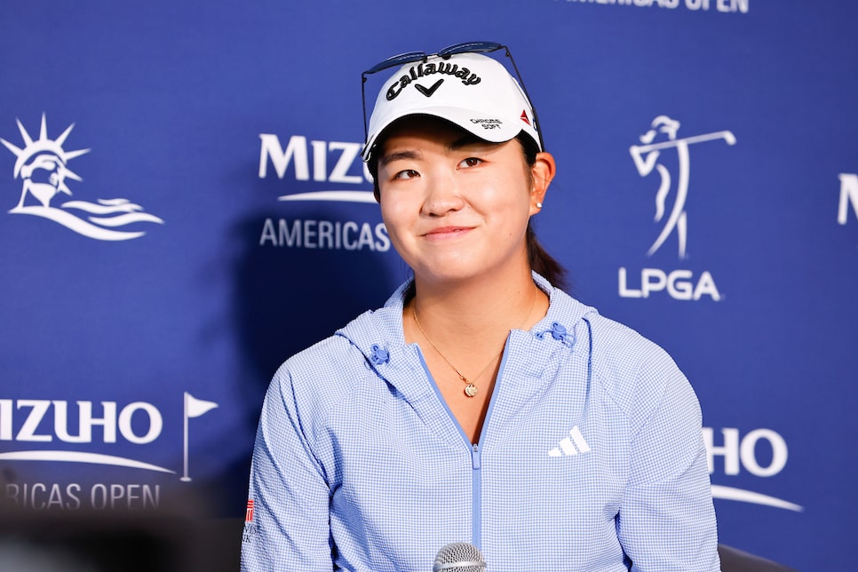 Rose Zhang Begins Pro Career With Rough Welcome From First Tee Announcer This Is The Loop