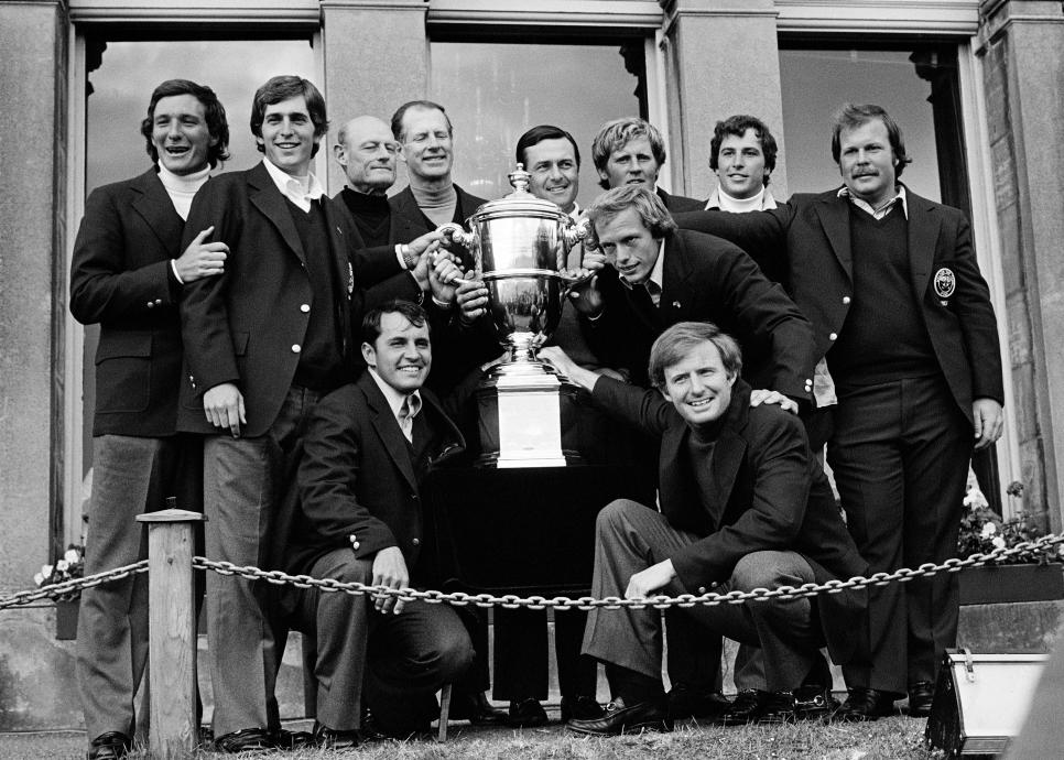 ST ANDREWS, UNITED KINGDOM - MAY 29: The victorious USA Team during the final day of the 1975 Walker Cup Matches on the Old Course at St Andrews on May 29, 1975  in St Andrews, Scotland  (Photo by Peter Dazeley/Getty Images)