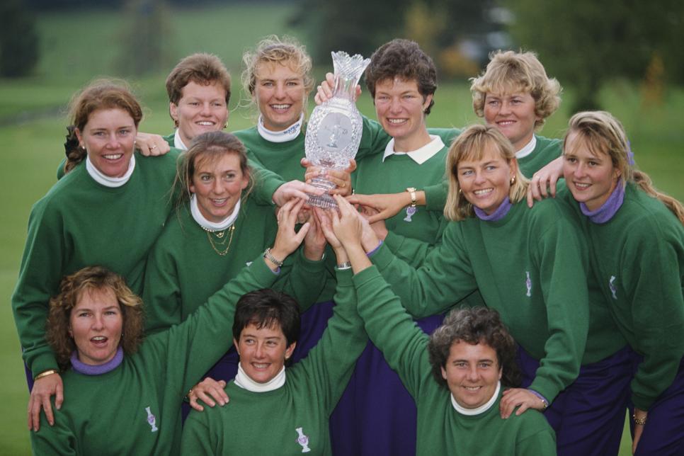 The women's European team of Mickey Walker, Helen Alfredsson, Laura Davies, Florence Descampe, Kitrina Douglas,Trish Johnson, Liselotte Neumann, Alison Nicholas, Catrin Nilsmark, Dale Reid and Pam Wright celebrate winning the Solheim Cup on 4th October 1992 at the Dalmahoy Country Club in Edinburgh, Scotland, United Kingdom. (Photo by David Cannon/Getty Images) 