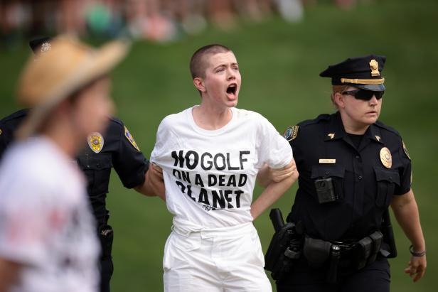 Protesters storm green in front of Scottie Scheffler, Tom Kim to delay ending of Travelers Championship