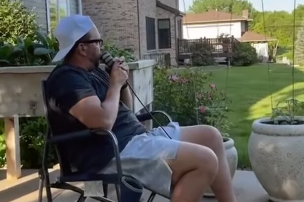 tiktok-er-who-lives-on-golf-course-comments-on-every-group-with-microphone,-is-probably-the-most-hated-man-in-golf