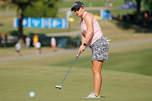 watch-seven-month-pregnant-lpga-pro-hole-out-last-shot-before-going-on-maternity-leave