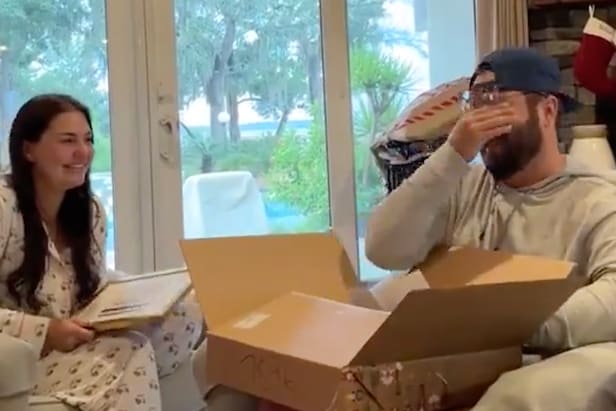 girlfriend-of-the-year-contender-gifts-boyfriend-dream-pinehurst-round-on-christmas-morning