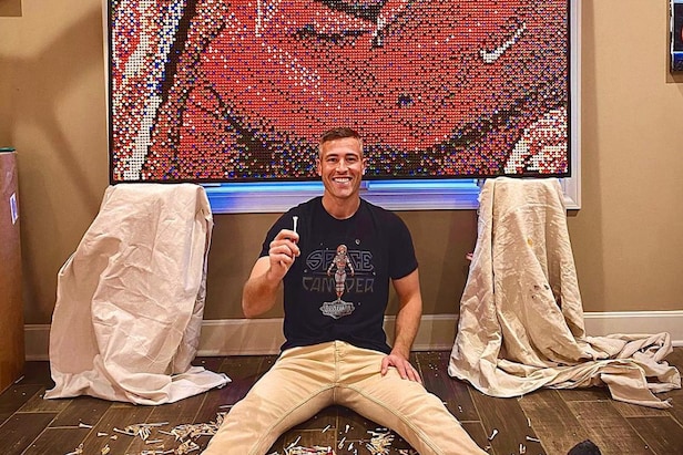 artist-completes-incredible-portrait-of-tiger-woods-made-out-of-25,000-golf-tees