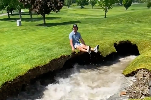 genius-golfer-seconds-from-being-sucked-into-sinkhole-while-posing-for-video-sitting-on-the-edge