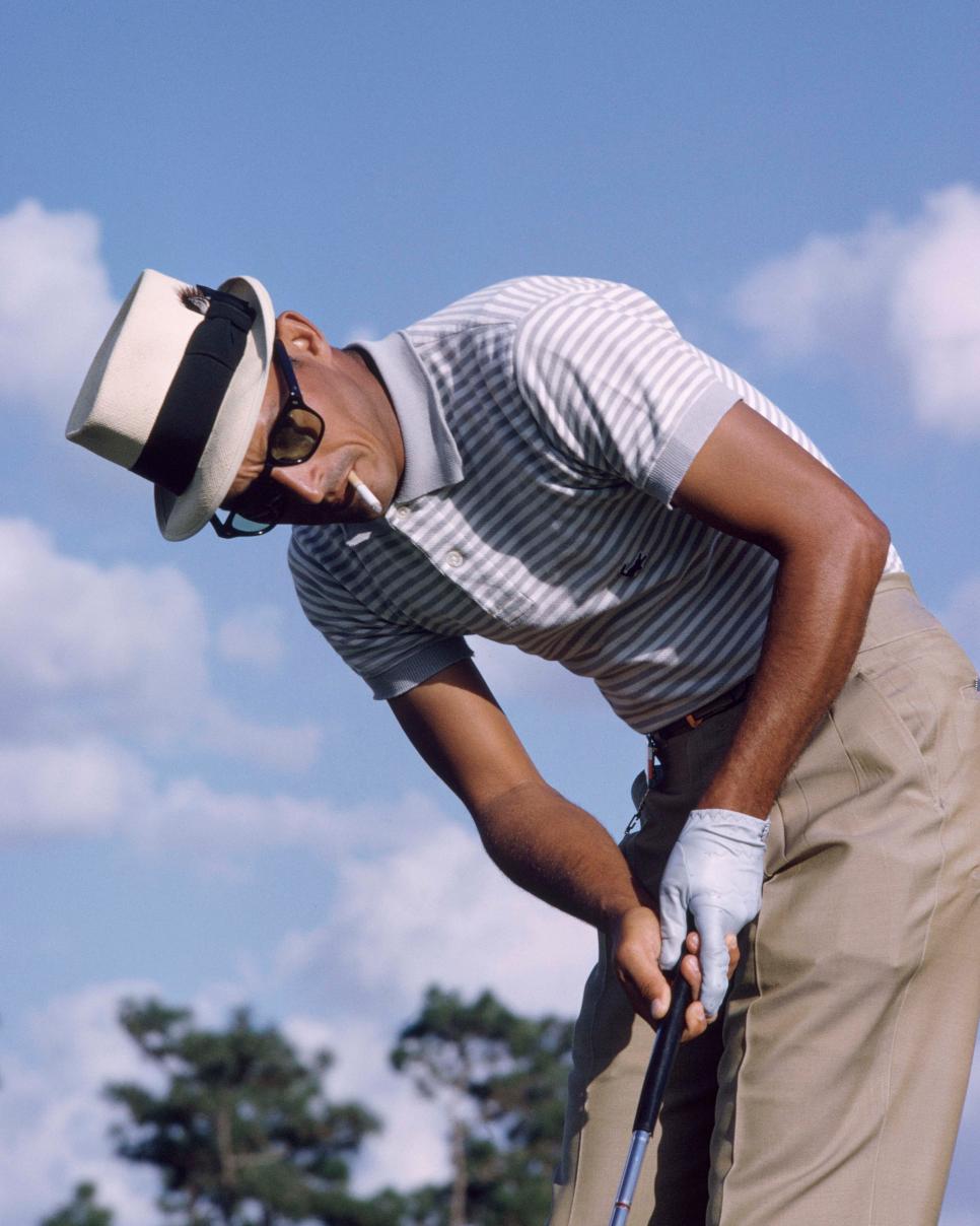 Puerto Rican golfer Chi Chi Rodriguez smoking and putting, circa 1966.  (Photo by Leonard Kamsler/Popperfoto via Getty Images)