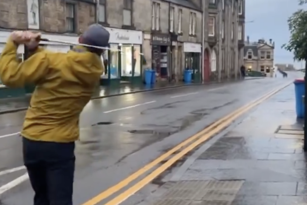 Golfer hits incredible recovery shot into St. Andrews’ 18th green … from the pub down the street