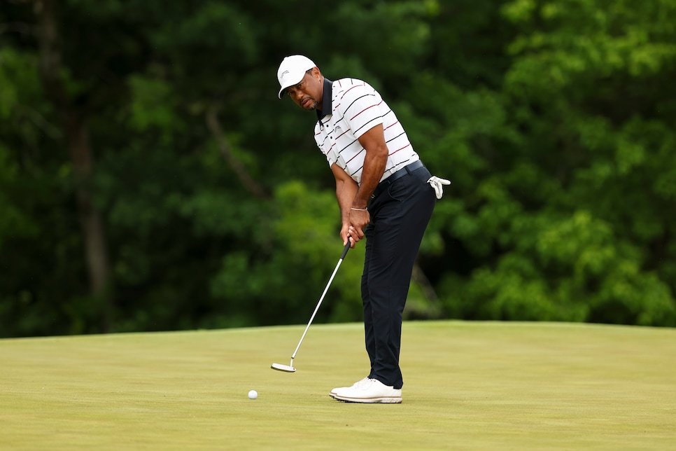 Steal This From Tiger s Putting Stroke How To Play Golf GolfDigest