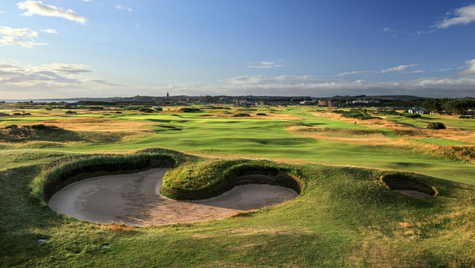 https://www.golfdigest.com/content/dam/images/golfdigest/fullset/2024/7/old-course-15th-hell-bunker.jpg