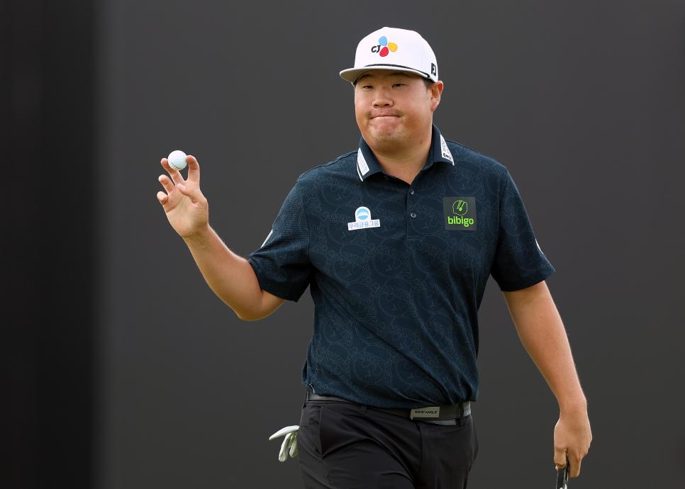 NORTH BERWICK, SCOTLAND - JULY 11: Sungjae Im of South Korea acknowledges the crowd on the 18th green during day one of the Genesis Scottish Open at The Renaissance Club on July 11, 2024 in North Berwick, Scotland. (Photo by Luke Walker/Getty Images)