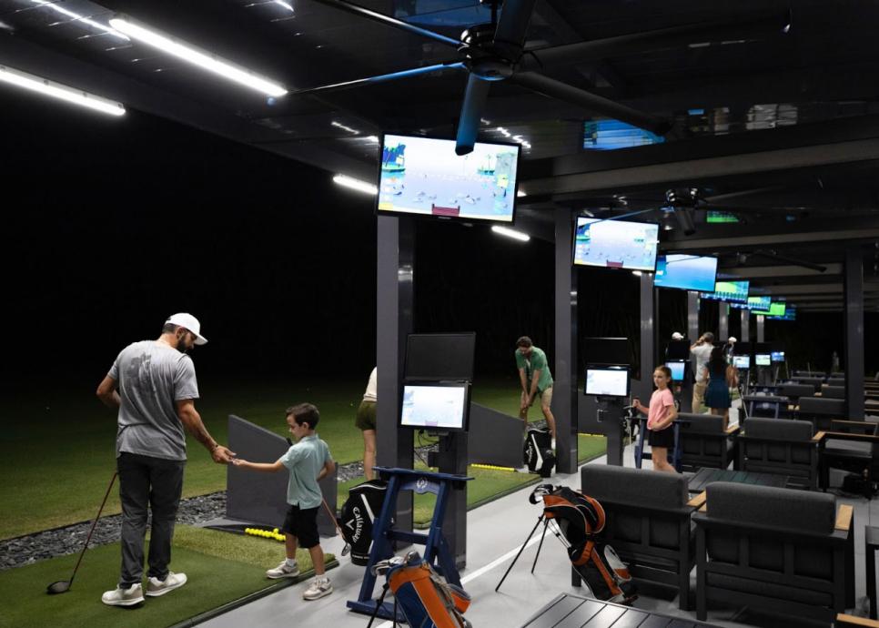 https://www.golfdigest.com/content/dam/images/golfdigest/fullset/2024/9/toptracer-driving-range.jpg