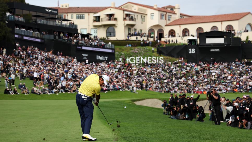 PACIFIC PALISADES, CALIFORNIA - FEBRUARY 18: Hideki Matsuyama of Japan plays a shot on the 18th hole during the final round of The Genesis Invitational at Riviera Country Club on February 18, 2024 in Pacific Palisades, California. (Photo by Harry How/Getty Images)