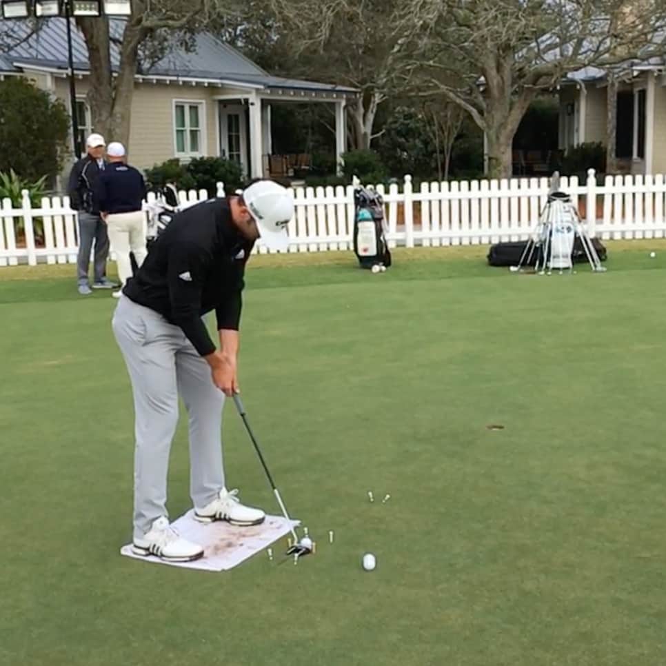 /content/dam/images/golfdigest/fullset/2025/7/sam-burns-practice-putting-towel.png