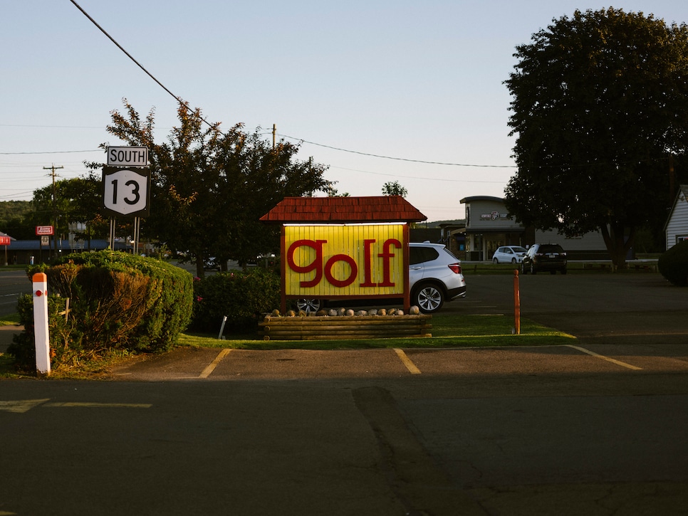 https://www.golfdigest.com/content/dam/images/golfdigest/fullset/2025/8/GD0925_FEAT_BESTGOLFTOWNS_26.jpg