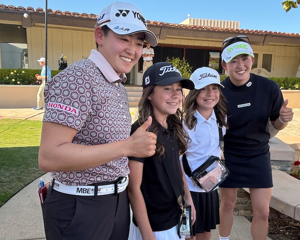 asaki 様 twins There were identical twins following identical twins at LPGA event