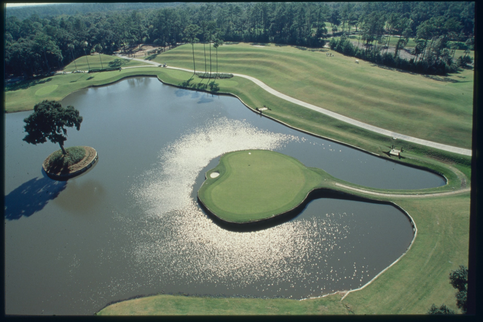 Năm 1997 &ndash; đảo ch&iacute;nh thức