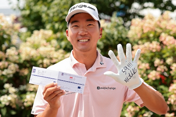 Watch Michael Kim cap scintillating 59 with 24-foot birdie bomb on No. 18
