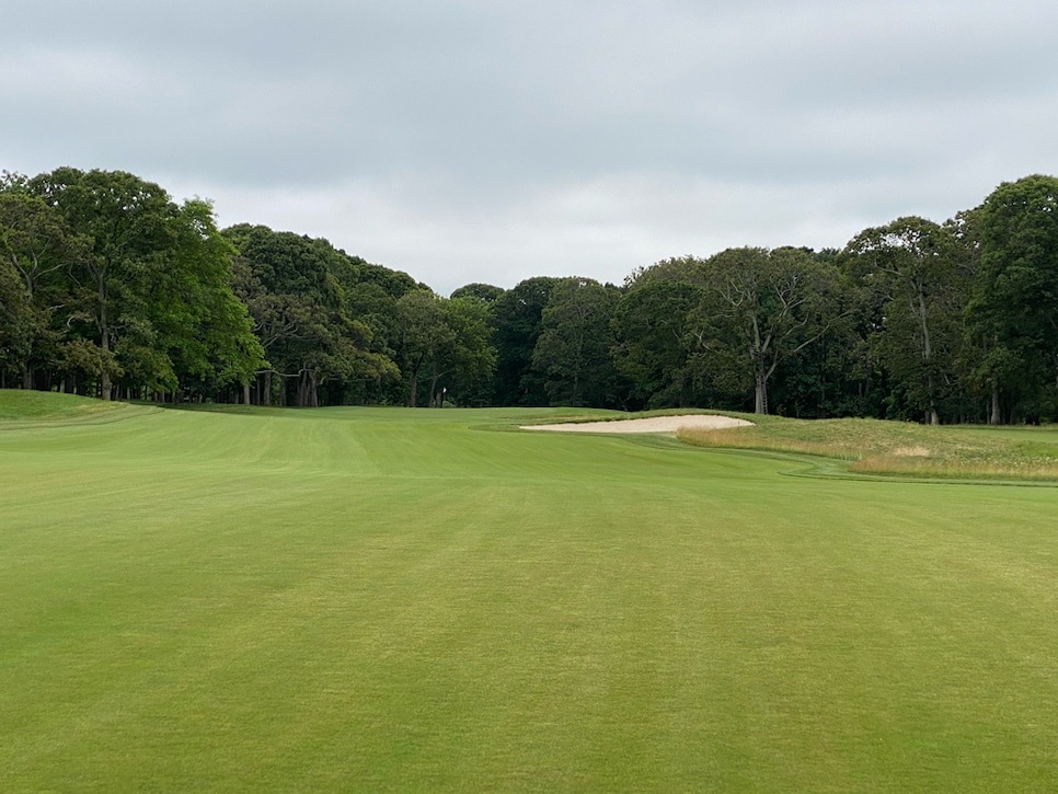 https://www.golfdigest.com/content/dam/images/golfdigest/fullset/2026/6/cow-neck-Hole8.jpg