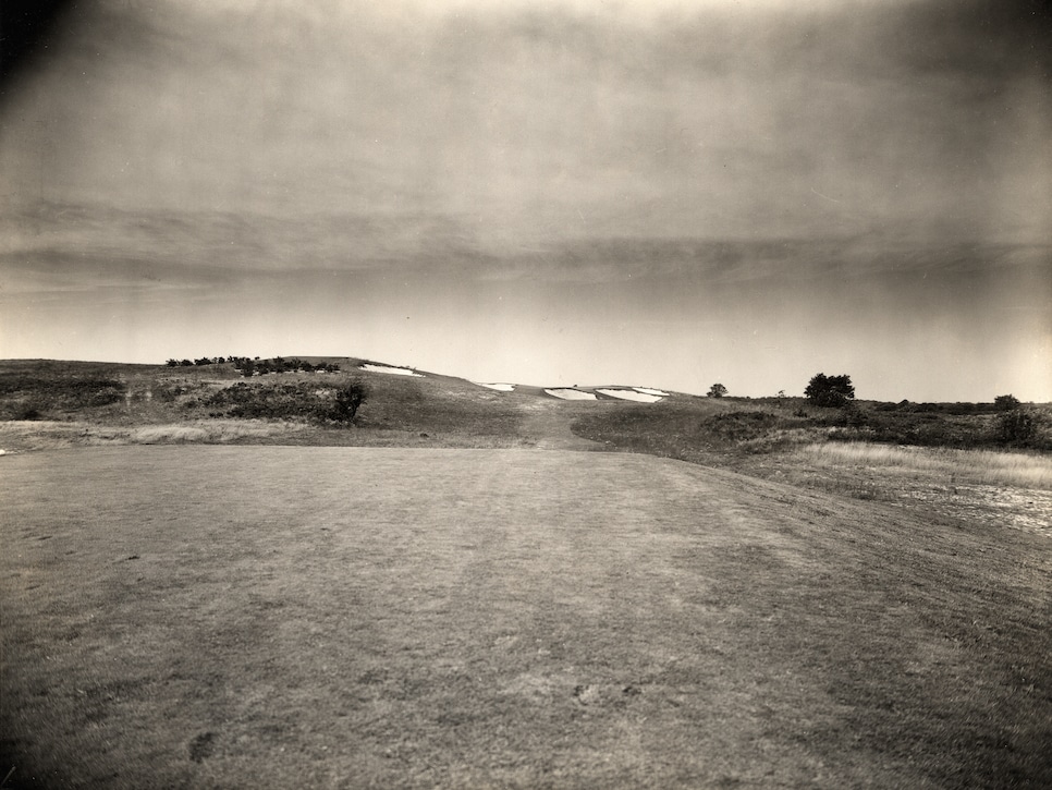 https://www.golfdigest.com/content/dam/images/golfdigest/fullset/2026/6/shinnecock-hills-eleventh-hole-history.jpg