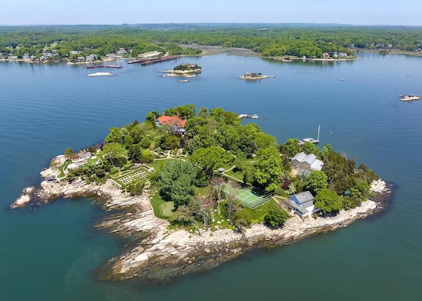 if-you-can’t-get-on-fishers-island,-this-connecticut-home-might-be-the-next-best-thing