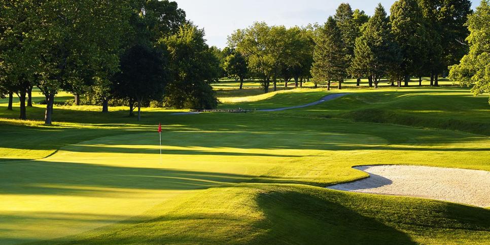 /content/dam/images/golfdigest/fullset/course-photos-for-places-to-play/Broadmoor-Country-Club-Hole14flag-3757.jpg