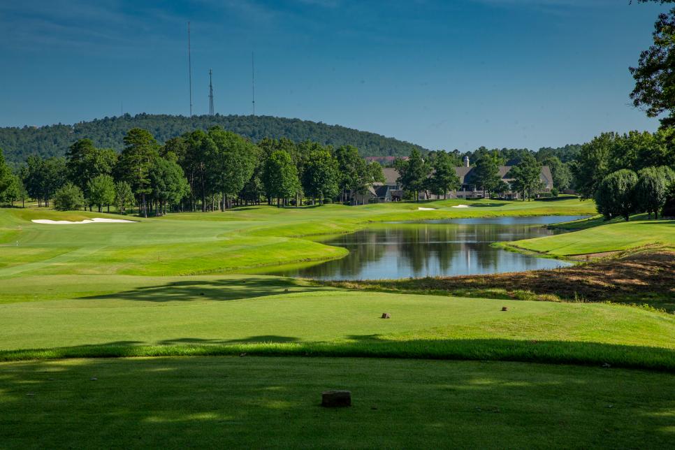 /content/dam/images/golfdigest/fullset/course-photos-for-places-to-play/Chenal-CC-Founders-Hole18-Arkansas-13551.jpg