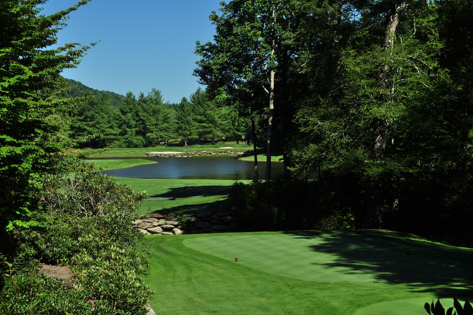 /content/dam/images/golfdigest/fullset/course-photos-for-places-to-play/Elk-River-Club-Hole1-North-Carolina-6792.jpg