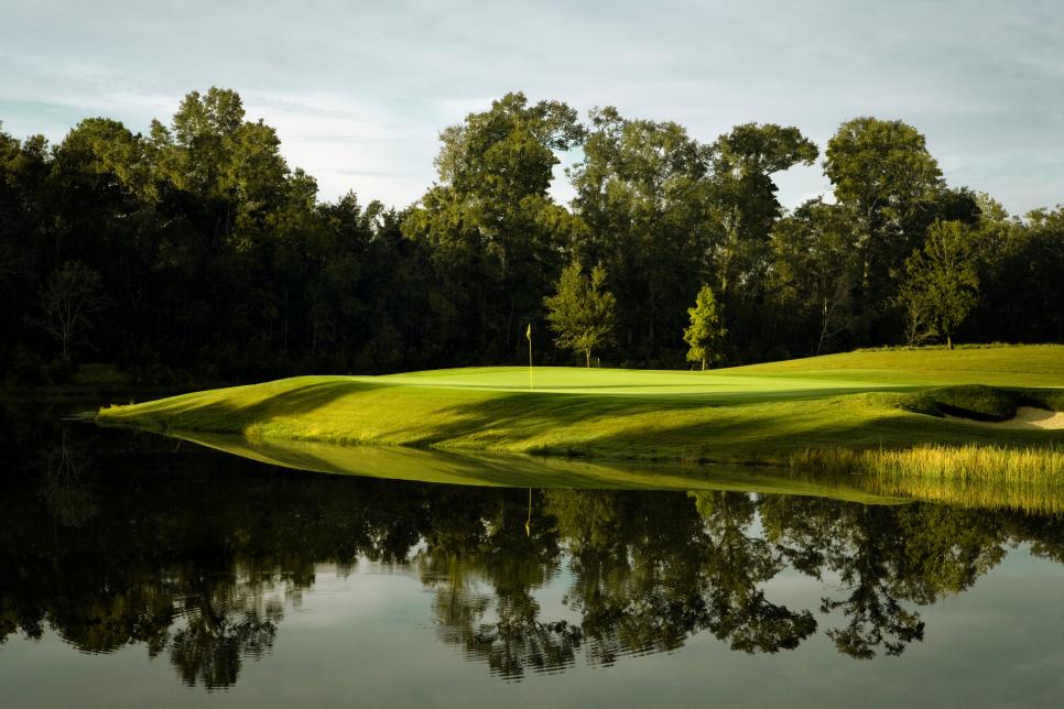 /content/dam/images/golfdigest/fullset/course-photos-for-places-to-play/Fallen-Oak-Golf-Club-Seventeenth-Hole-Anderson-24268.jpg