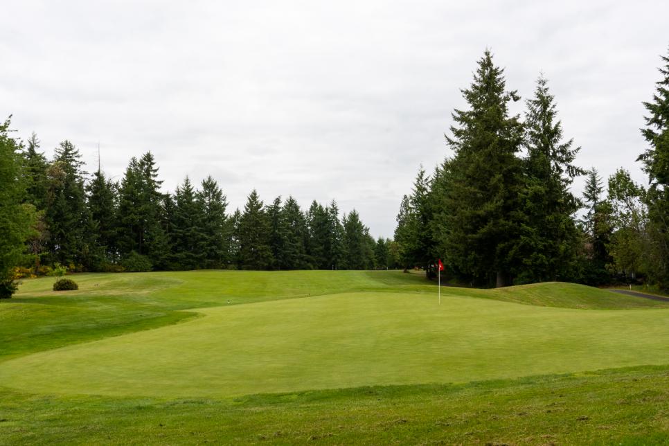 /content/dam/images/golfdigest/fullset/course-photos-for-places-to-play/Hawks_Prairie_Links_Green_18444.jpg