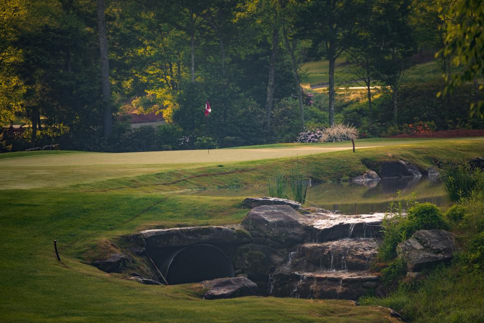 /content/dam/images/golfdigest/fullset/course-photos-for-places-to-play/Mountaintop-Golf-Waterfall-24201.jpg