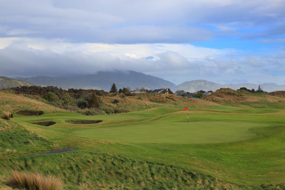 /content/dam/images/golfdigest/fullset/course-photos-for-places-to-play/Paraparaumu_02BackFlags_3693.jpg