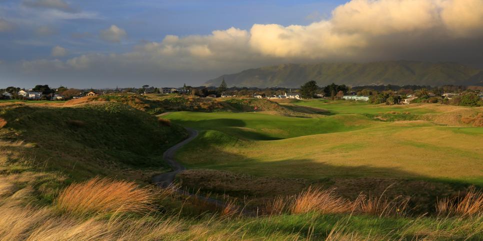 /content/dam/images/golfdigest/fullset/course-photos-for-places-to-play/Paraparaumu_05TeeHighPano_3942.jpg