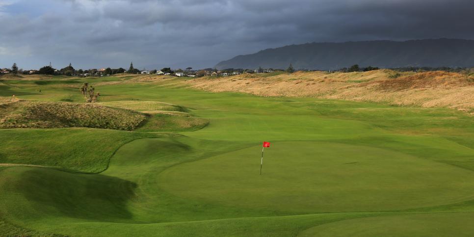 /content/dam/images/golfdigest/fullset/course-photos-for-places-to-play/Paraparaumu_18BackMoodyPano_3842.jpg