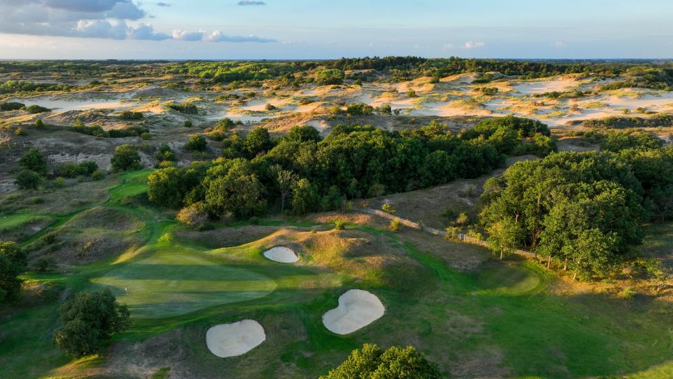 /content/dam/images/golfdigest/fullset/course-photos-for-places-to-play/Royal-Hague_04AerialSideDunes_0320.jpg