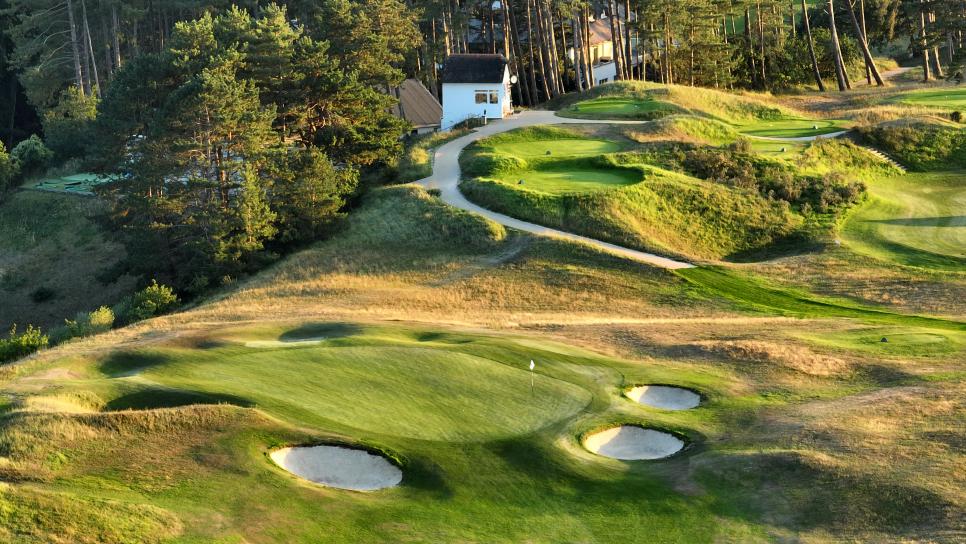 /content/dam/images/golfdigest/fullset/course-photos-for-places-to-play/RoyalHague_02AerialGreen_0322.jpg