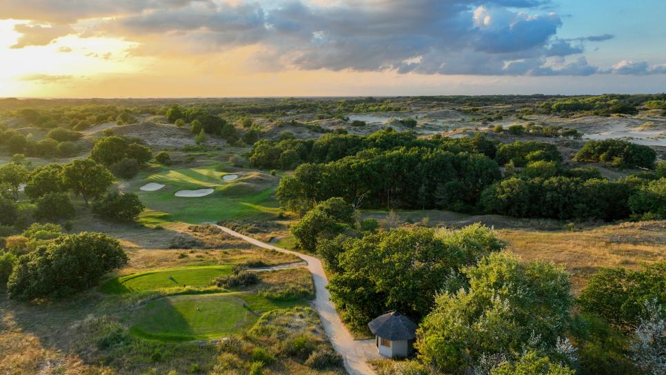 /content/dam/images/golfdigest/fullset/course-photos-for-places-to-play/RoyalHague_04AerialTee_0333.jpg