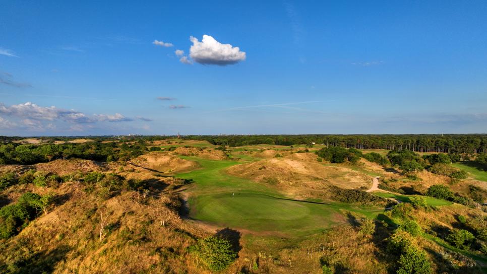 /content/dam/images/golfdigest/fullset/course-photos-for-places-to-play/RoyalHague_06AerialBackCloud_0203.jpg