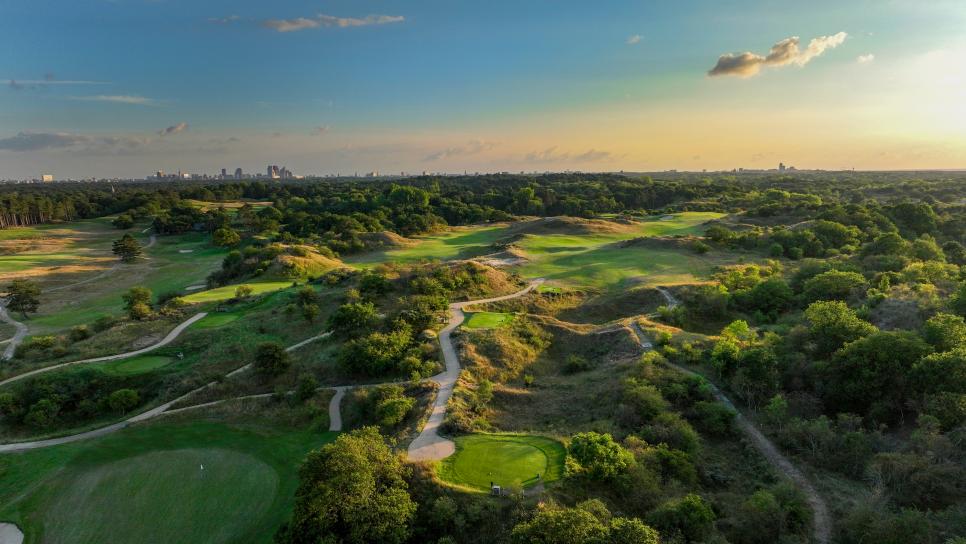 /content/dam/images/golfdigest/fullset/course-photos-for-places-to-play/RoyalHague_06AerialTeeWide_0288.jpg