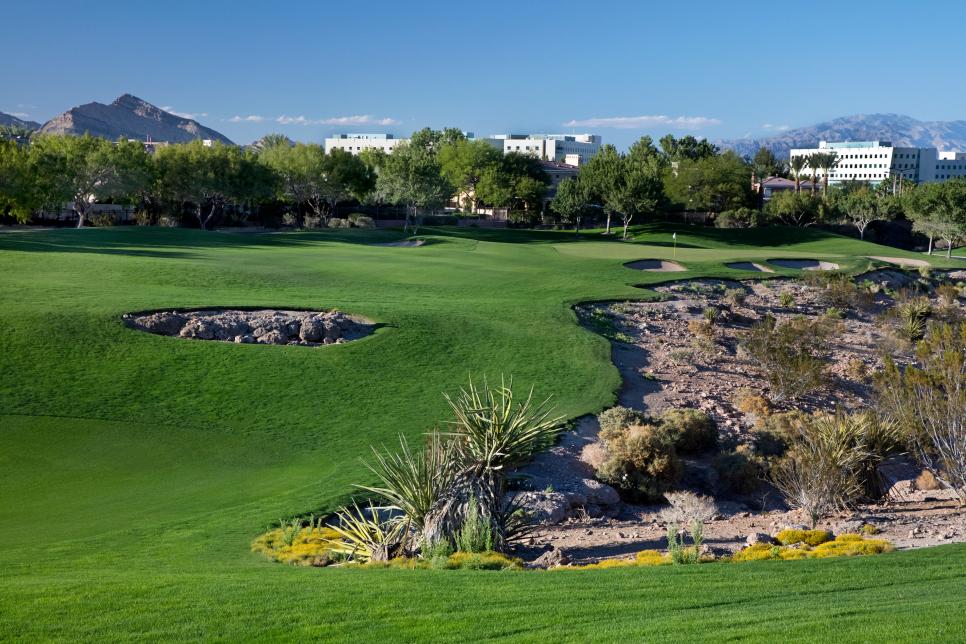 /content/dam/images/golfdigest/fullset/course-photos-for-places-to-play/TPC Las Vegas hole 17.jpg