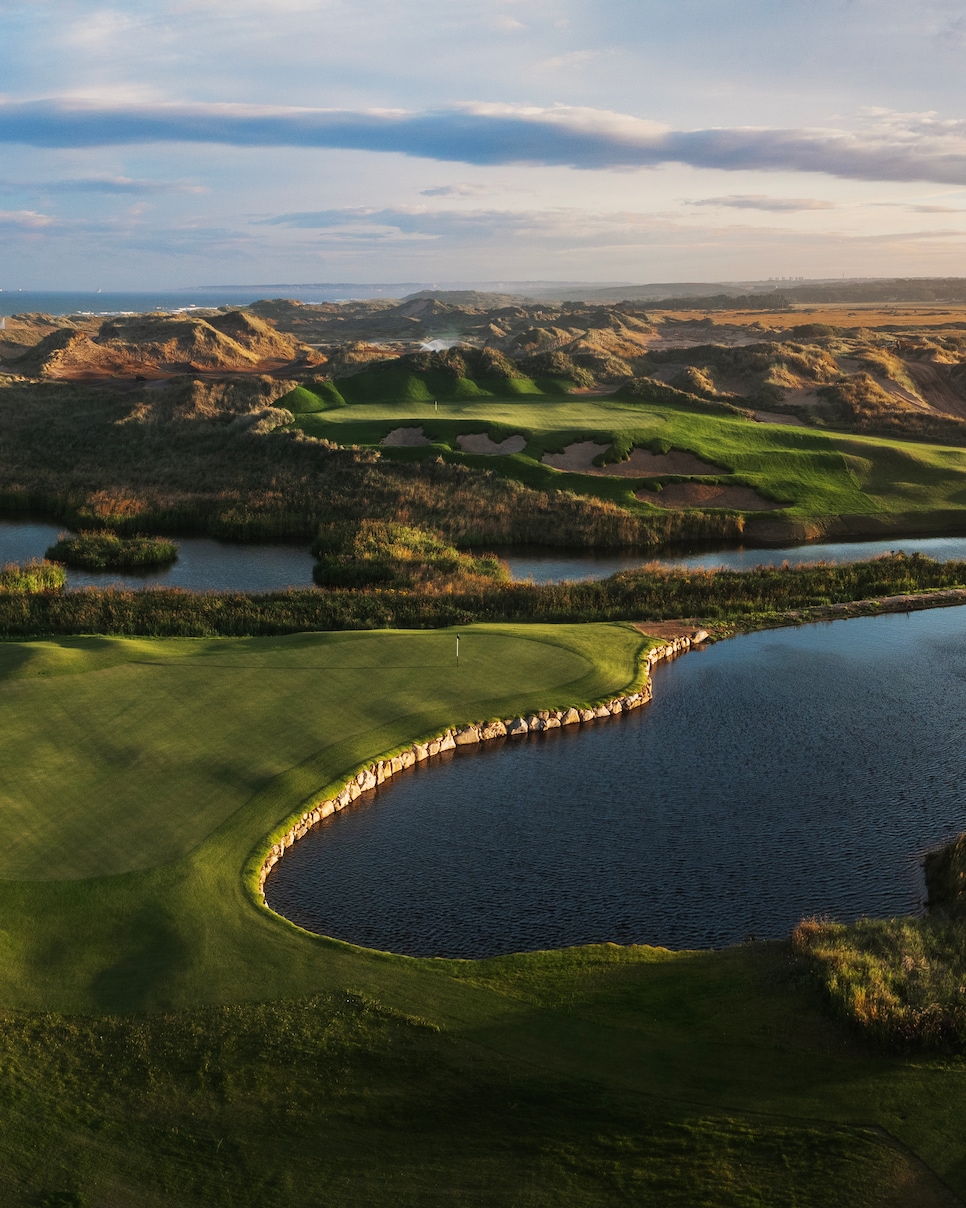 https://www.golfdigest.com/content/dam/images/golfdigest/fullset/course-photos-for-places-to-play/Trump International Golf Links Scotland-New Course-Hole 6-Jacob Sjöman-August 24.jpg