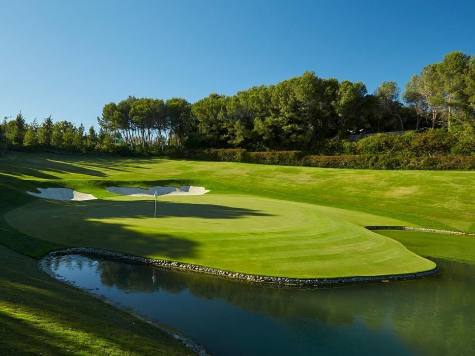 /content/dam/images/golfdigest/fullset/course-photos-for-places-to-play/Valderrama holy 17.jpg