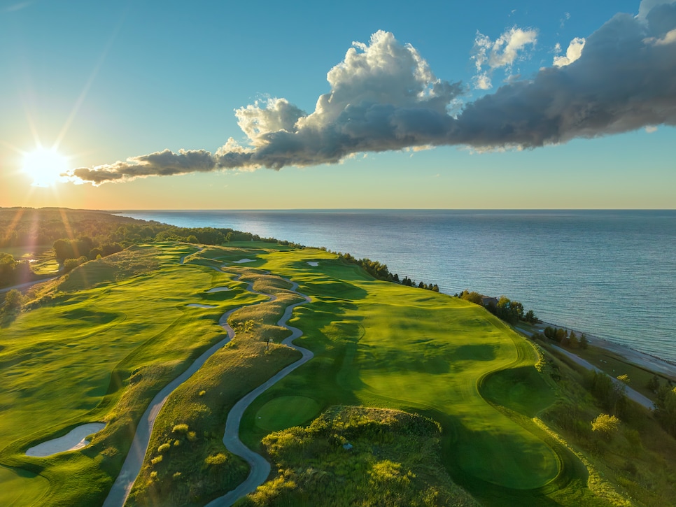 https://www.golfdigest.com/content/dam/images/golfdigest/fullset/course-photos-for-places-to-play/bay-harbor-golf-club-michigan-links-seventh.jpg