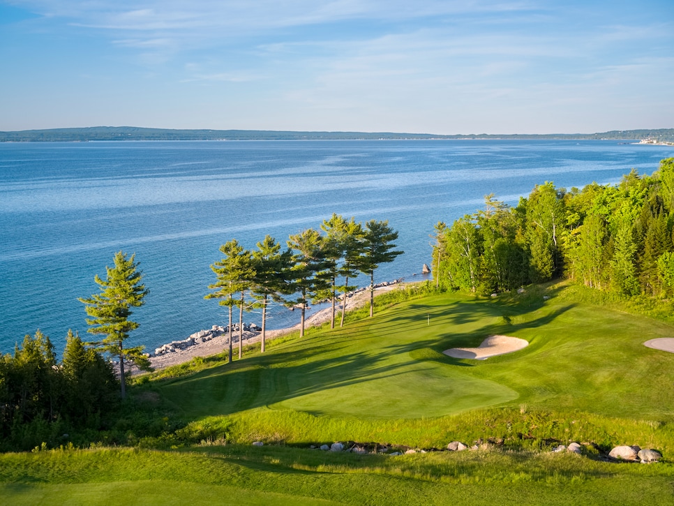 https://www.golfdigest.com/content/dam/images/golfdigest/fullset/course-photos-for-places-to-play/bay-harbor-golf-club-michigan-quarry-ninth-.jpg