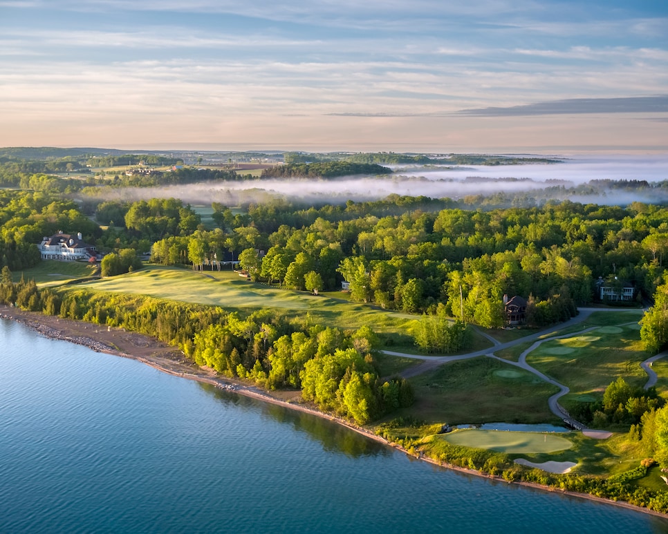 https://www.golfdigest.com/content/dam/images/golfdigest/fullset/course-photos-for-places-to-play/bay-harbor-golf-club-michigan-quarry-ninth-hole.jpg