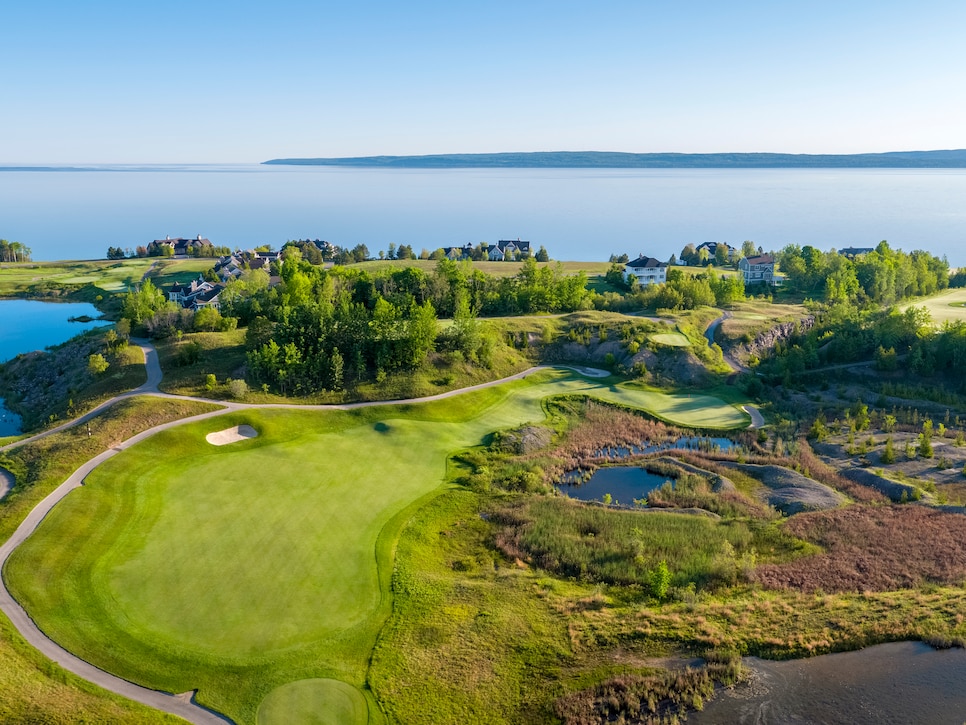 https://www.golfdigest.com/content/dam/images/golfdigest/fullset/course-photos-for-places-to-play/bay-harbor-golf-club-michigan-quarry-sixth-hole.jpg