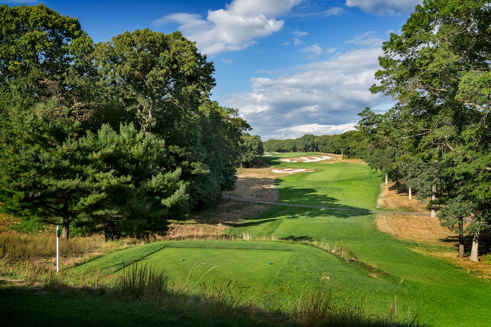 https://www.golfdigest.com/content/dam/images/golfdigest/fullset/course-photos-for-places-to-play/bethpage-black-fourth-tee.jpg