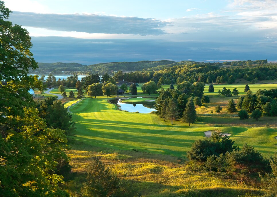 boyne-highlands-monument-eighteen-from-tee