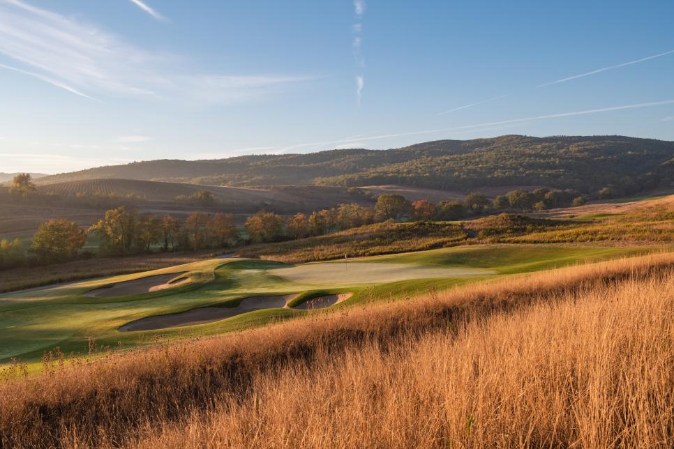 /content/dam/images/golfdigest/fullset/course-photos-for-places-to-play/castiglion-del-bosco-italy-seventh-green.jpg